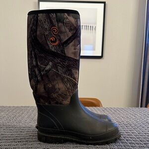 Used She Outdoor 100% waterproof insulated camo hunting boots size 10